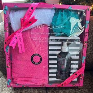 Betsey Johnson Pink and White Bath Set